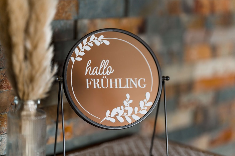 ein Schild, auf dem Hallo Fruhling steht