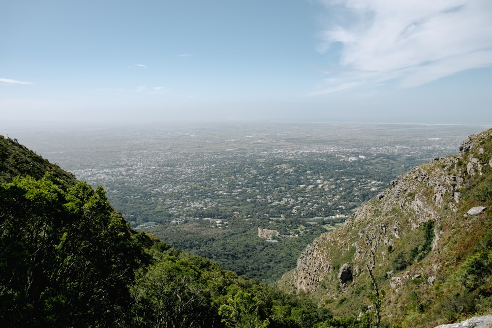 una vista di una valle da un punto di vista elevato