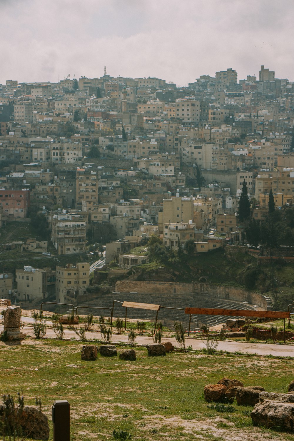 Une vue d’une ville depuis une colline