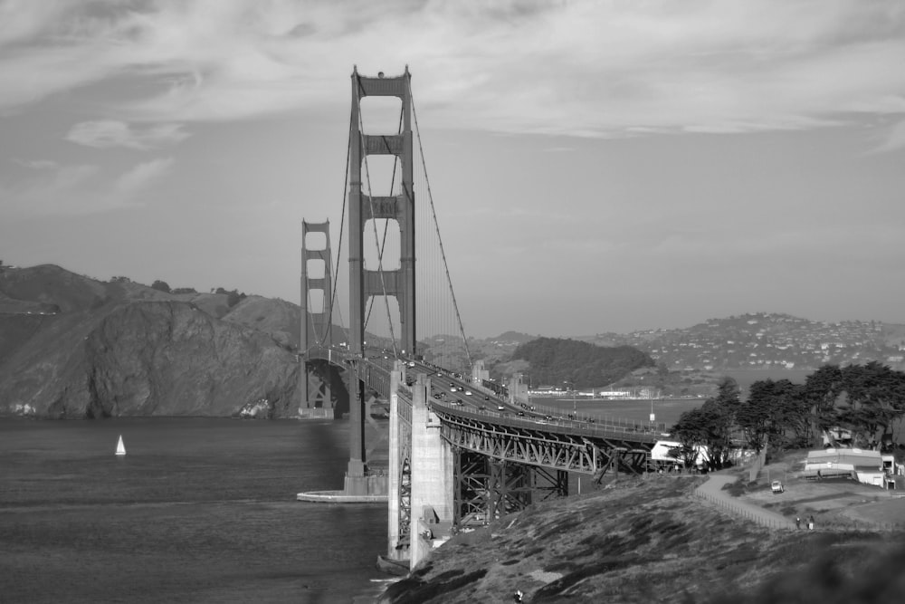 Una foto en blanco y negro del puente Golden Gate