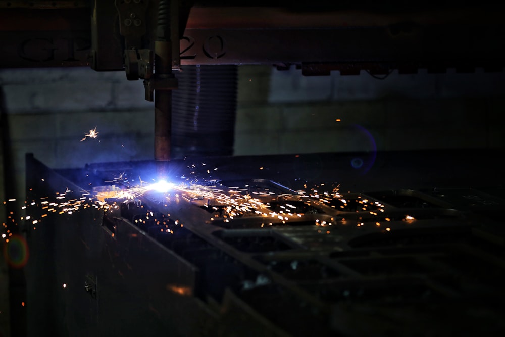 Un soldador trabajando en una pieza de metal