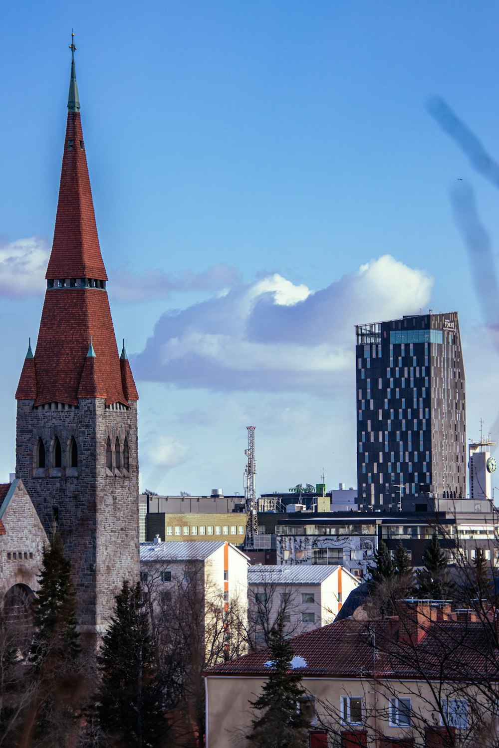 Una vista de una ciudad con edificios altos y una torre del reloj