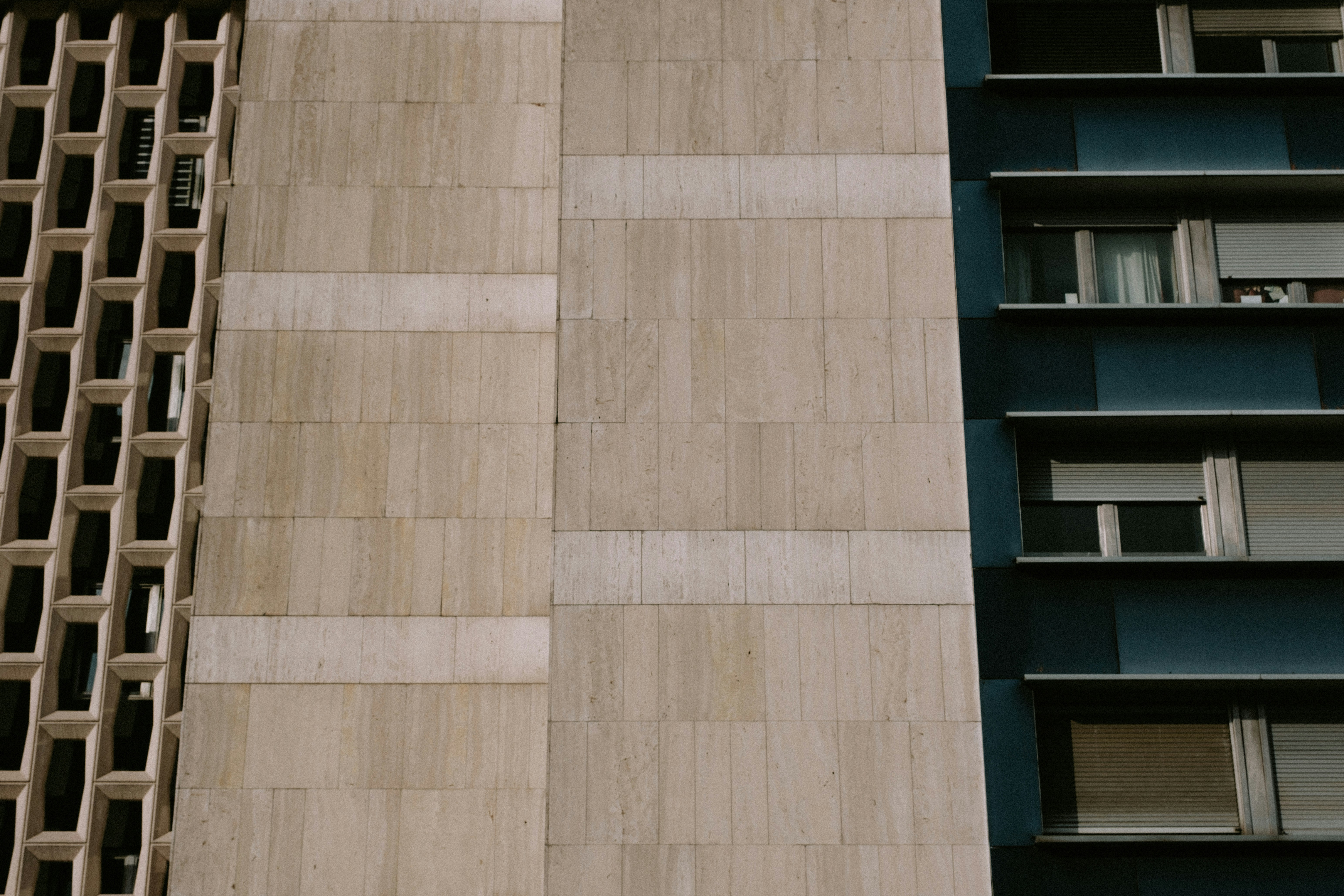 Guillermo del Toro défend sa vision de Frankenstein face aux comparaisons avec l’intelligence artificielle