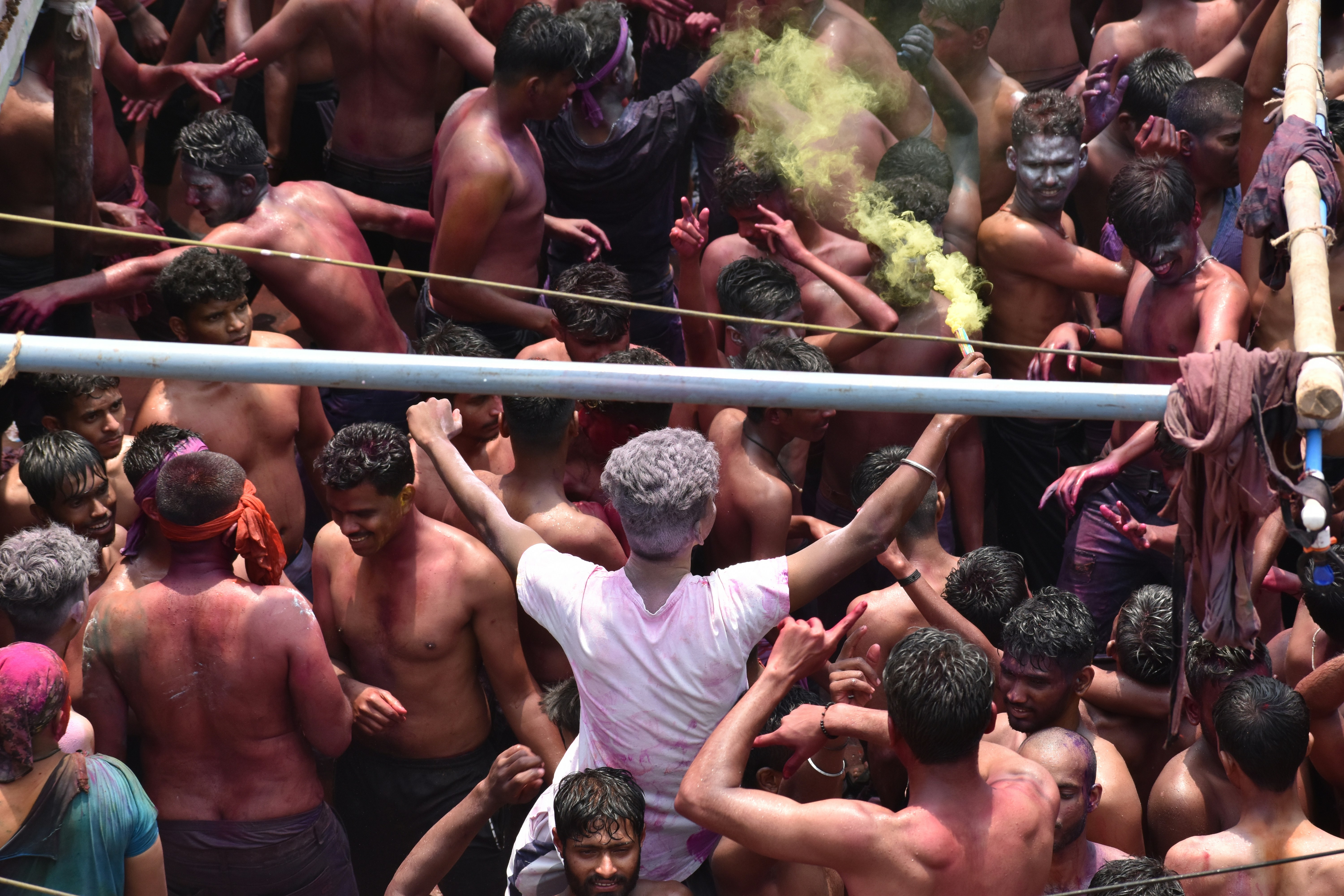 राहुल गांधी अंडमान के सेलुलर जेल के सामने खड़े होकर हाथ जोड़कर श्रद्धांजलि अर्पित कर रहे हैं, उनके पीछे ऐतिहासिक जेल की दीवारें दिख रही हैं।