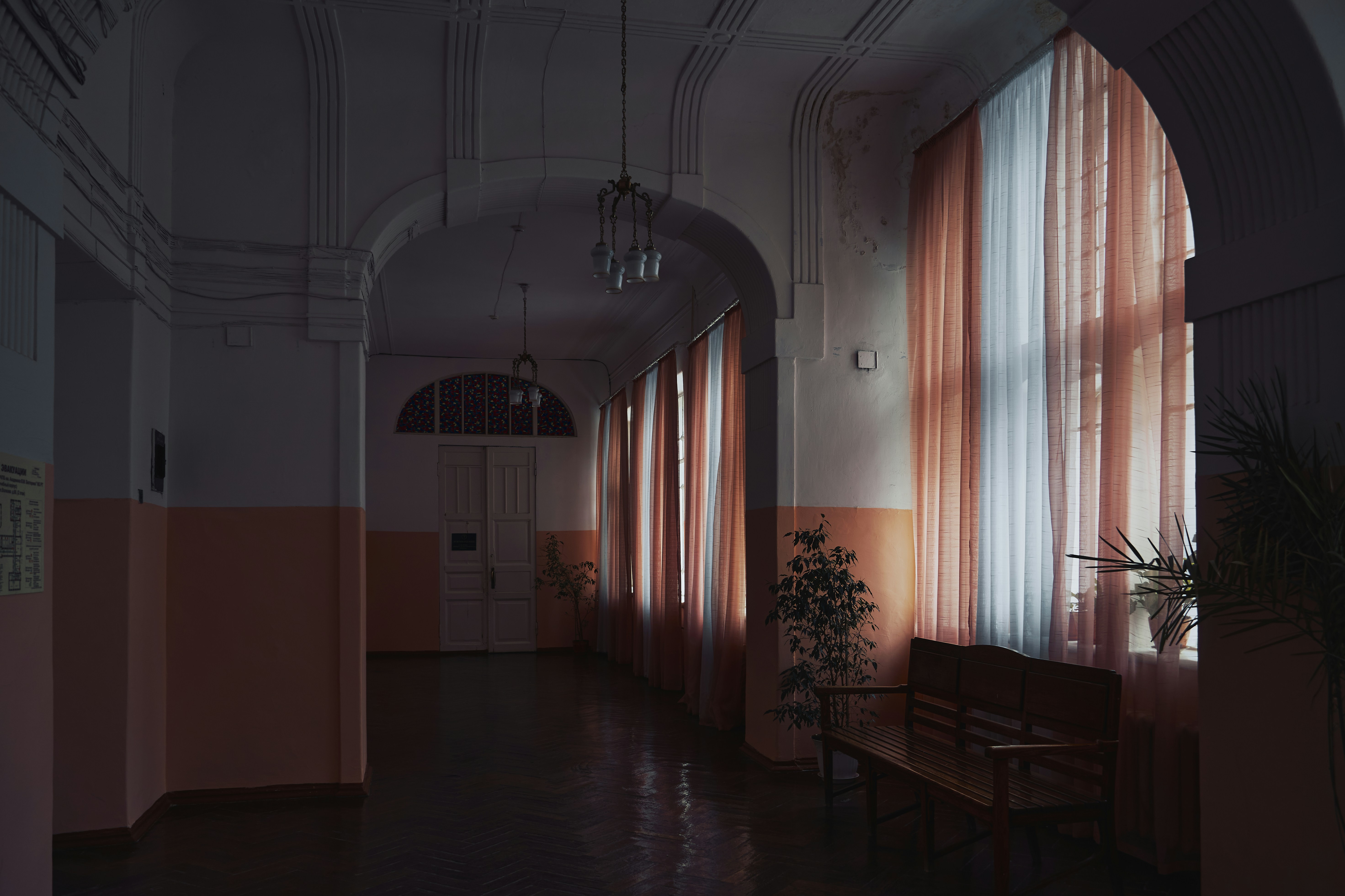 Un largo pasillo con un banco en el medio