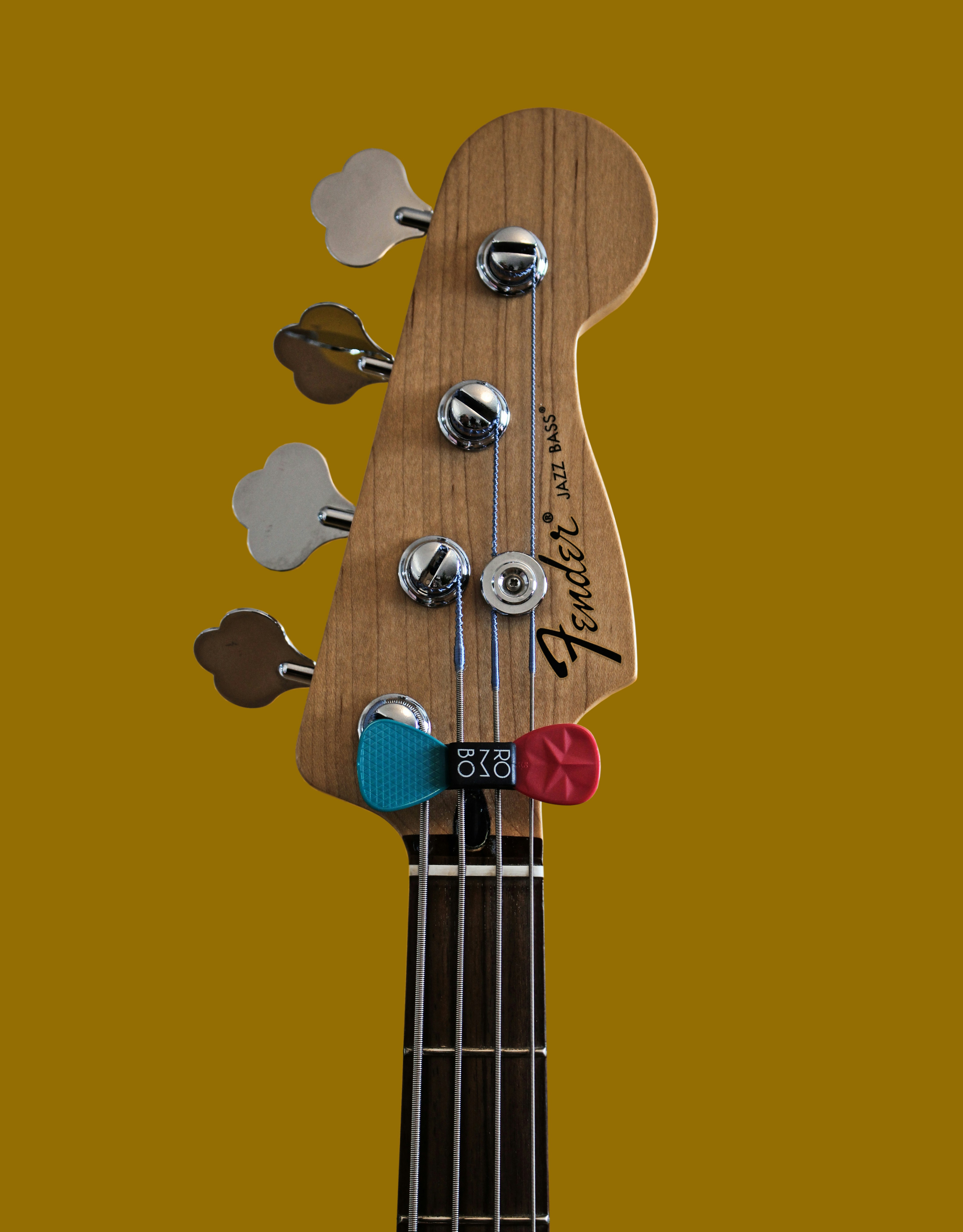 Nahaufnahme einer E-Gitarre mit braunem Hintergrund