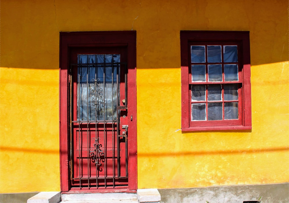 빨간 문과 창문이있는 노란색 건물