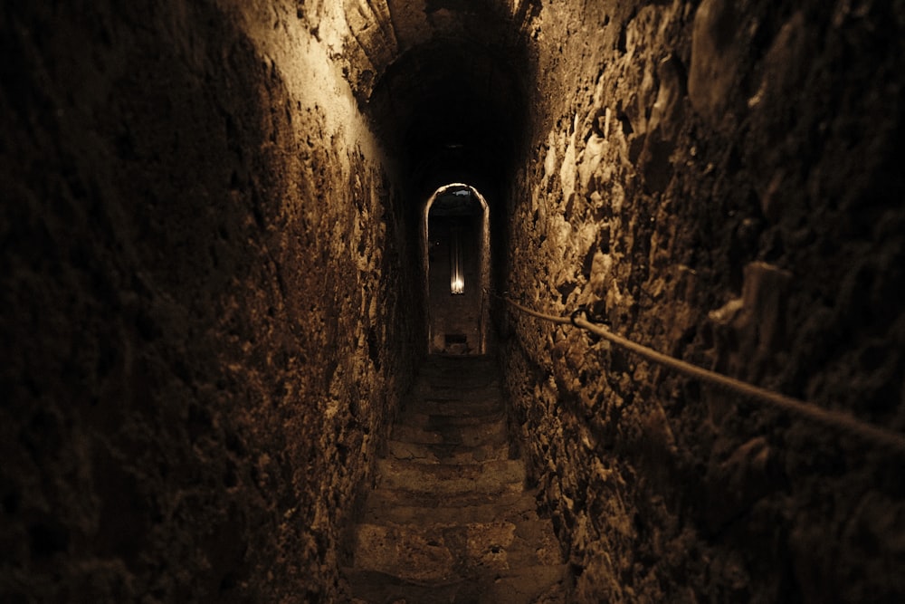Un túnel estrecho con una luz al final