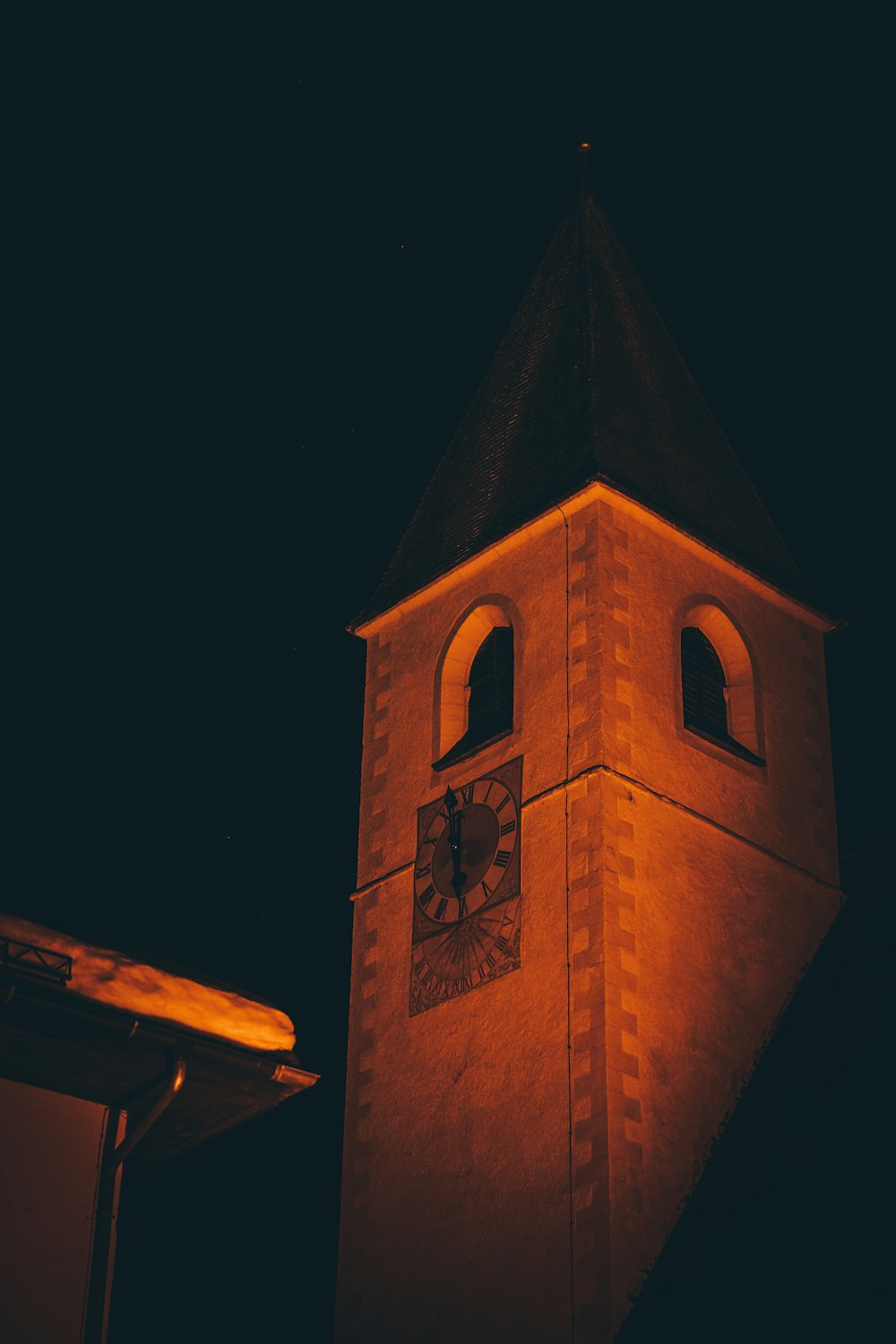 Una torre dell'orologio illuminata di notte