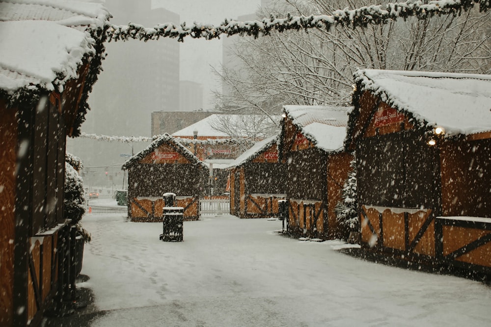 Une rue enneigée bordée de bâtiments en bois