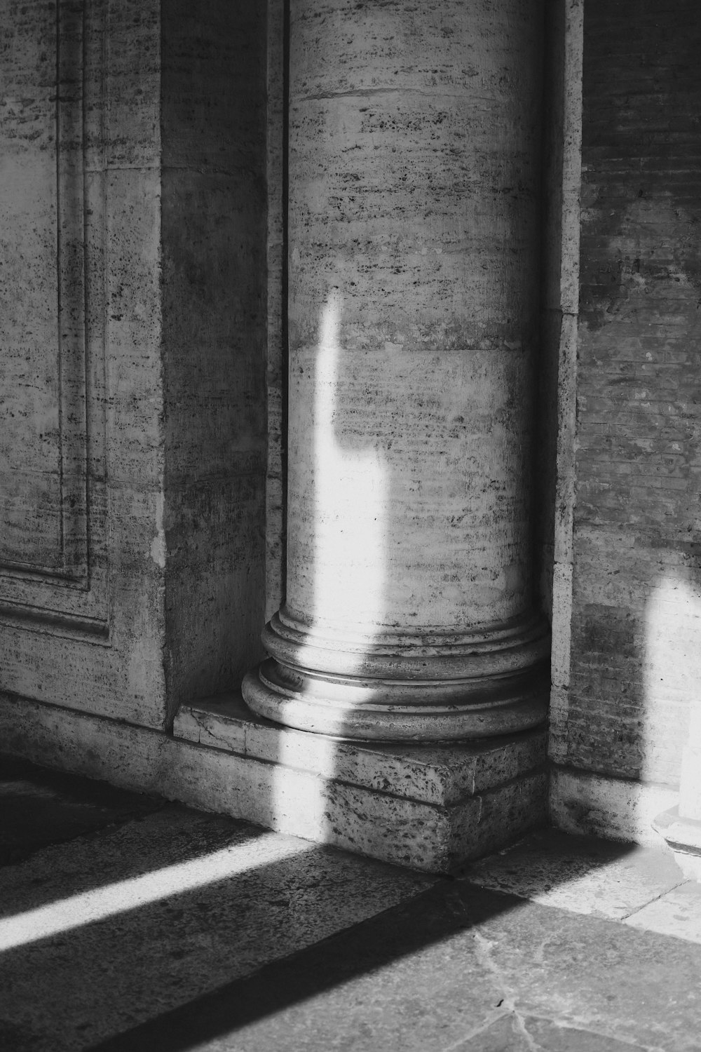 a black and white photo of a column