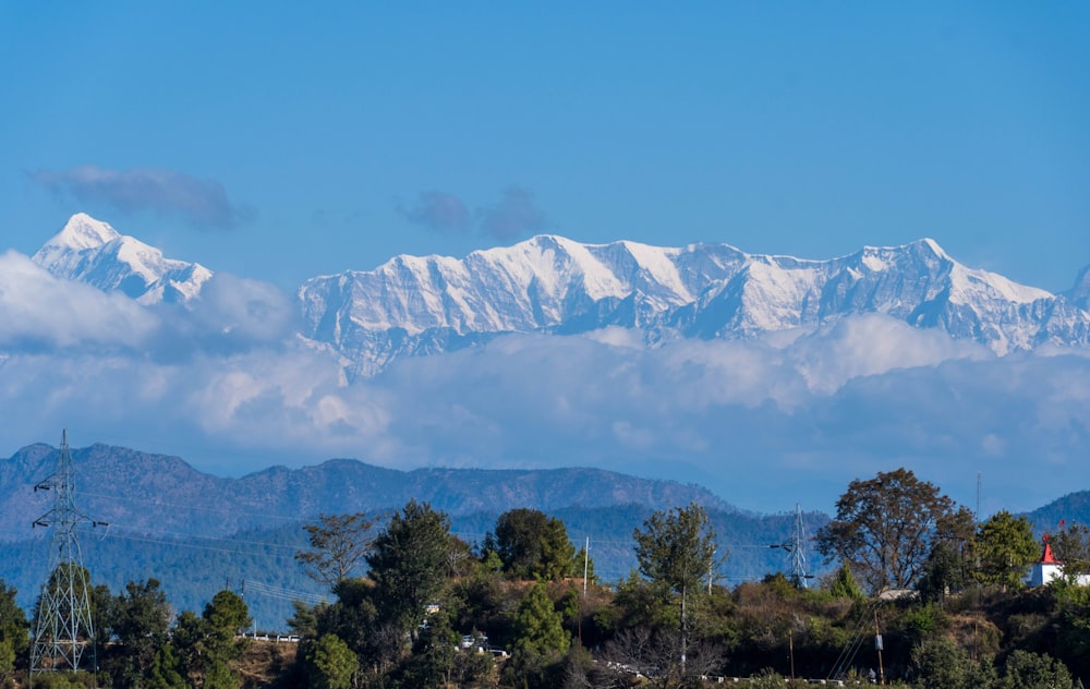 Una catena montuosa innevata in lontananza