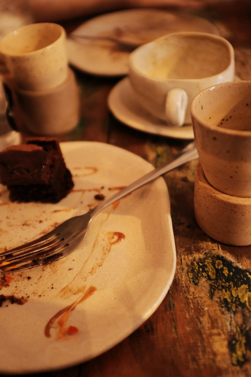 um prato com um pedaço de bolo de chocolate sobre ele