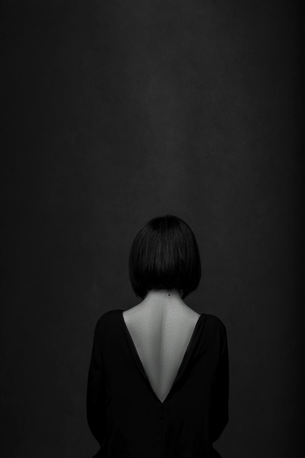 Ein Schwarz-Weiß-Foto des Rückens einer Frau