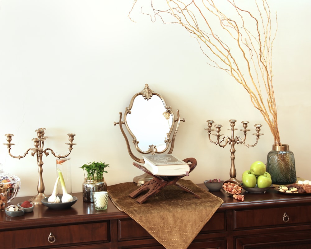 uma mesa coberta com uma cômoda de madeira e um espelho