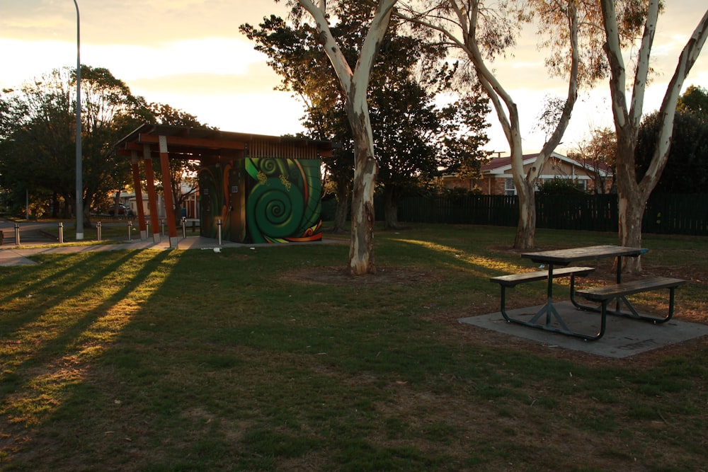 a picnic table in the middle of a park