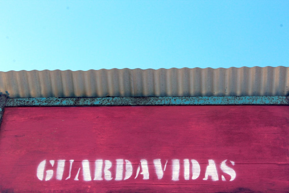 a red sign that says guardaddas on it