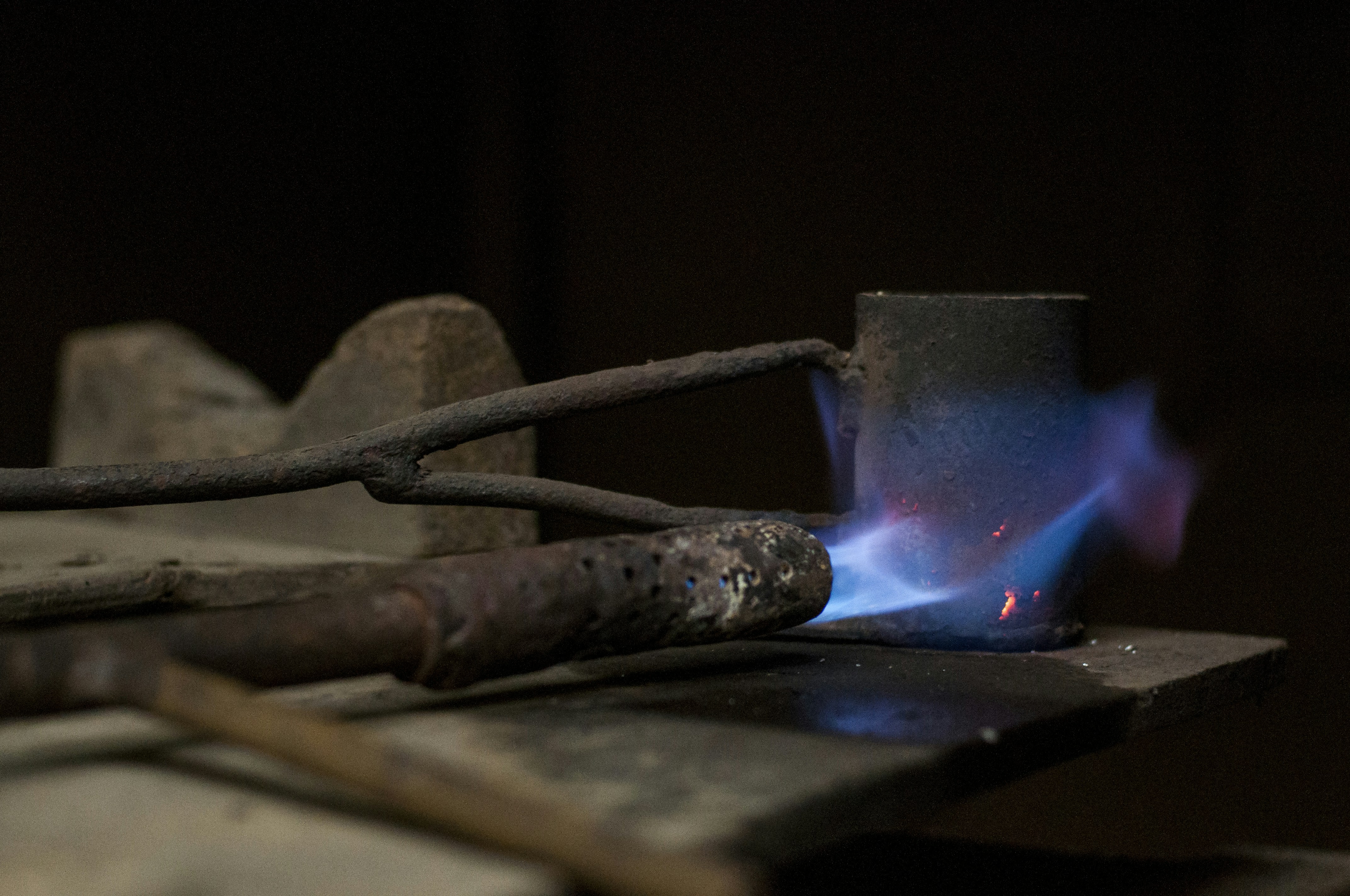 gros plan d’un objet métallique avec une flamme bleue