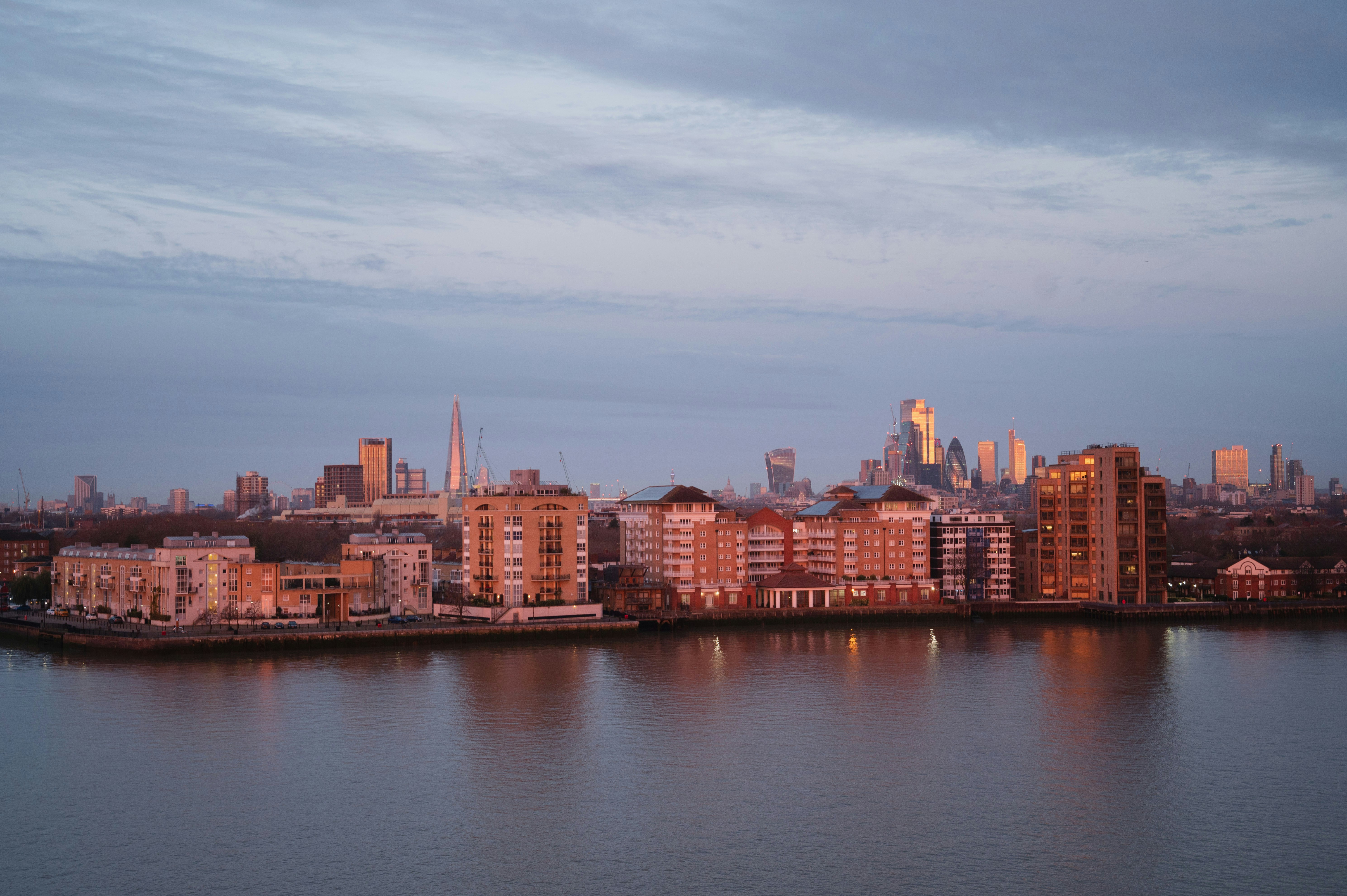 Ein großes Gewässer mit einer Stadt im Hintergrund