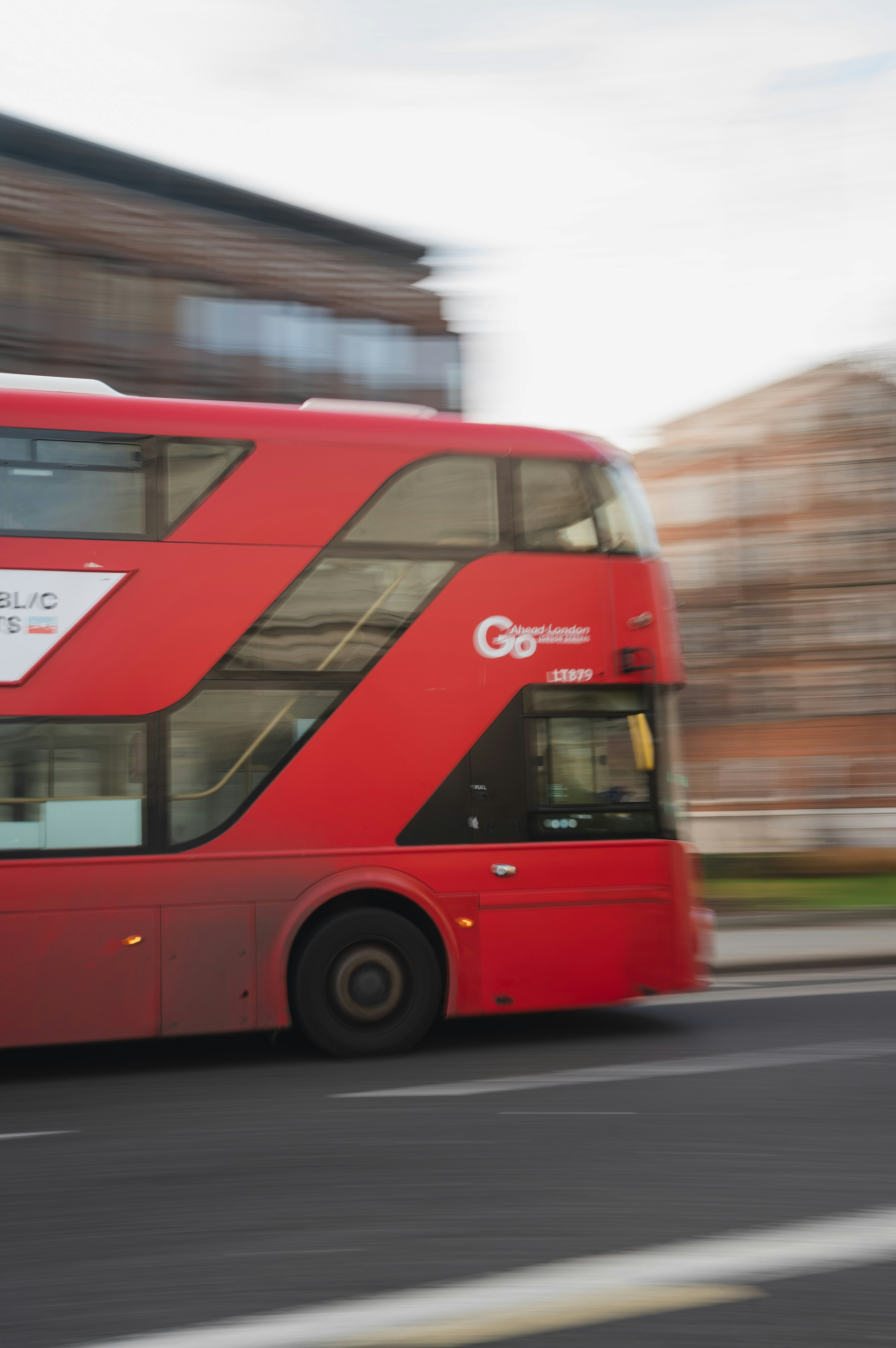 거리를 달리는 빨간 2층 버스 사진 – Unsplash의 무료 버스 이미지