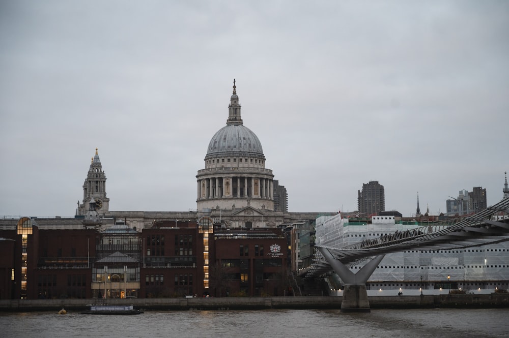 un grande edificio con una cupola in cima