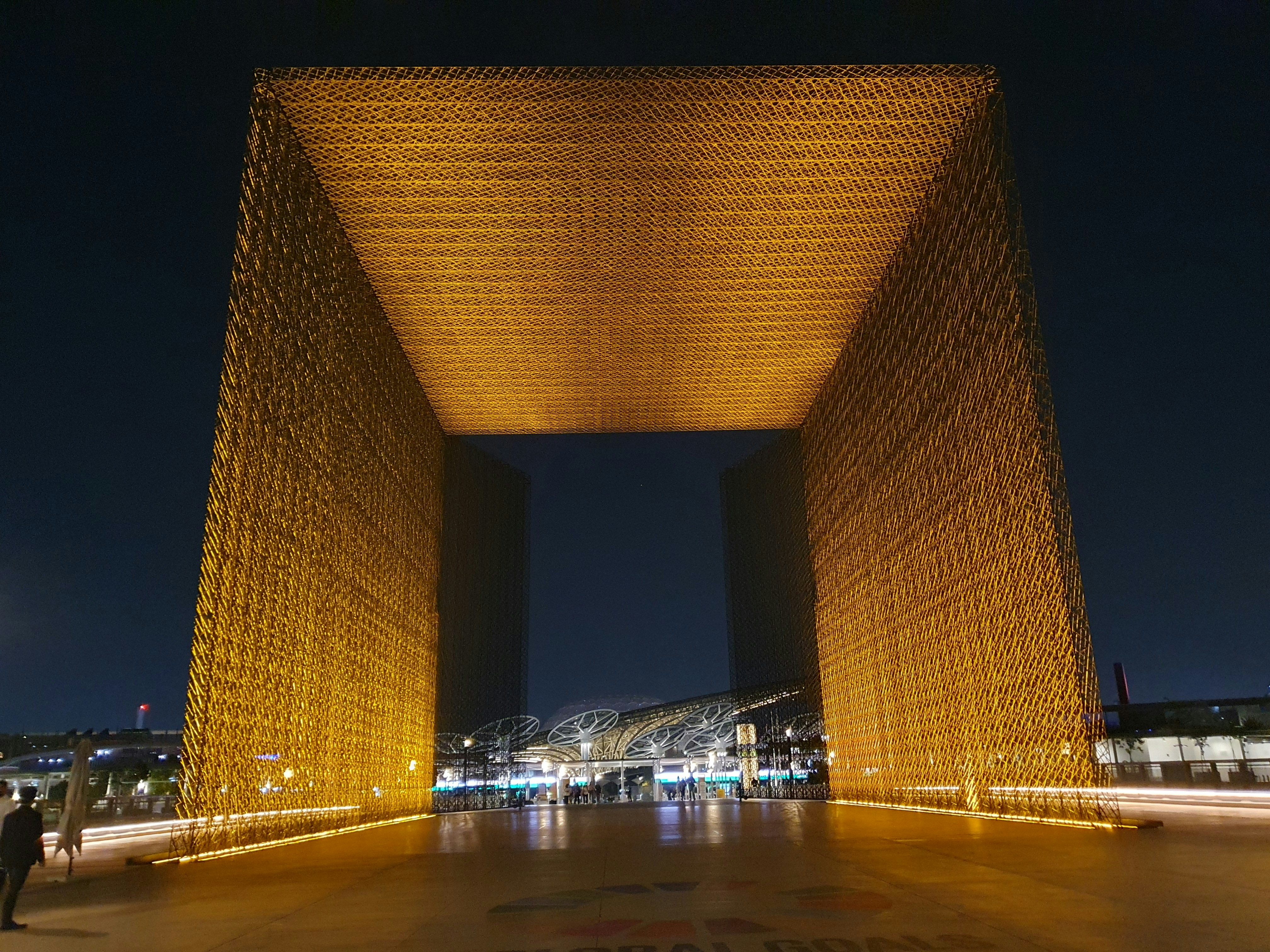eine sehr hohe Struktur mit vielen Lichtern