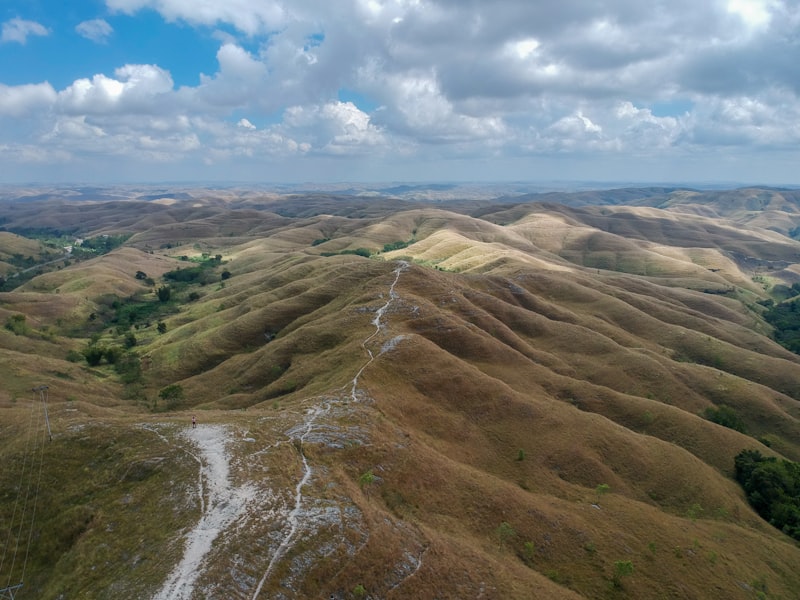 lanskap alam wisata sumba dari ketinggian dengan sungai dan perbukitan