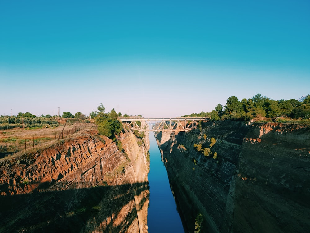 una vista di un ponte su un fiume