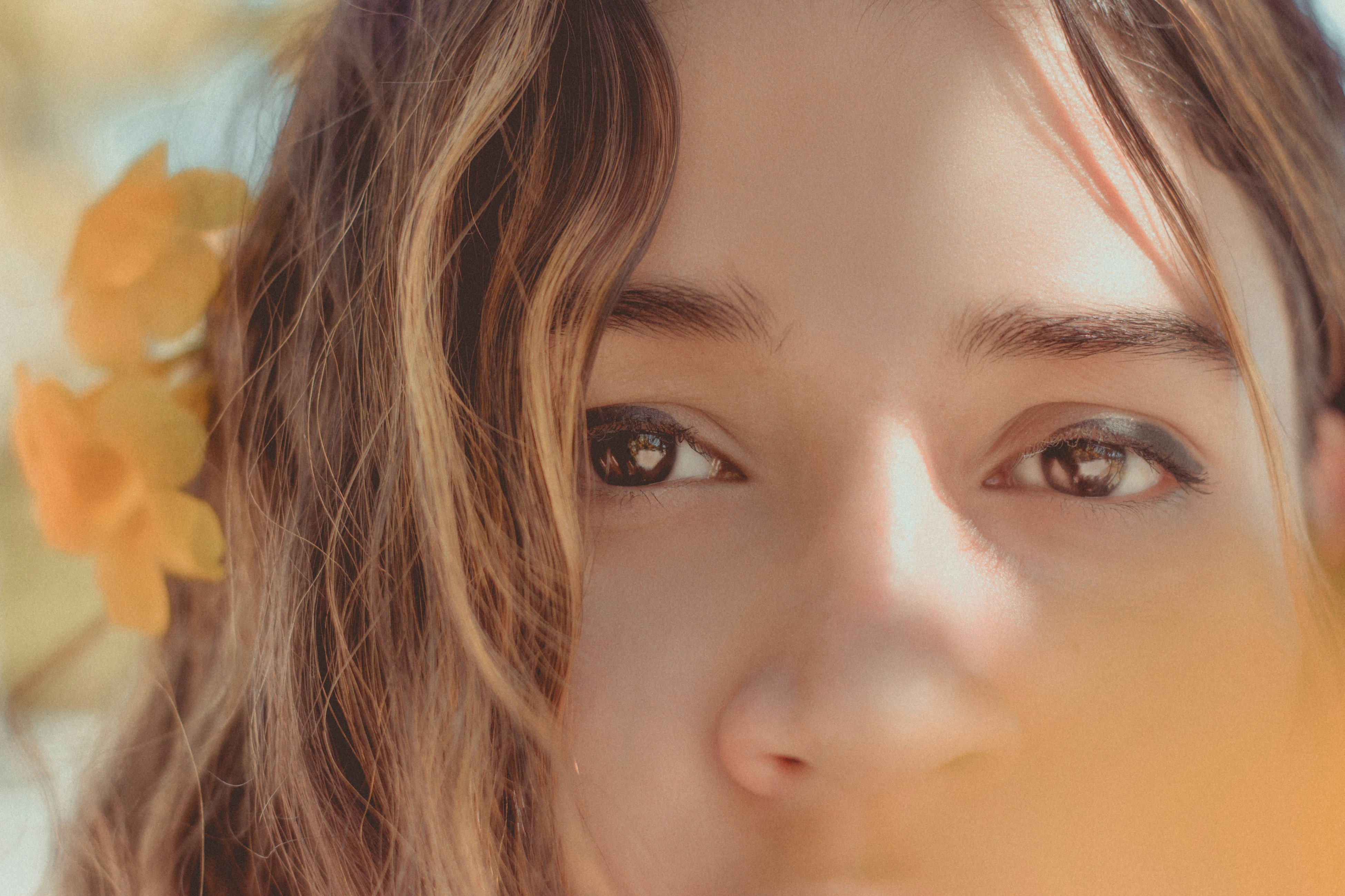 eine Nahaufnahme einer Person mit Blumen im Haar