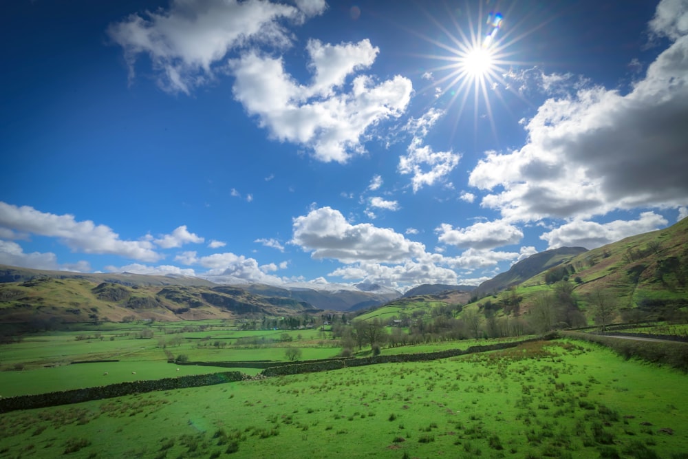 Il sole splende luminoso su una valle verde e lussureggiante