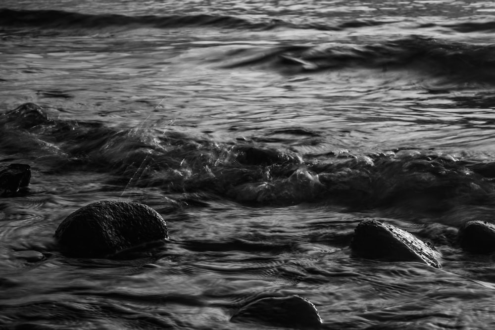 水と岩の白黒写真