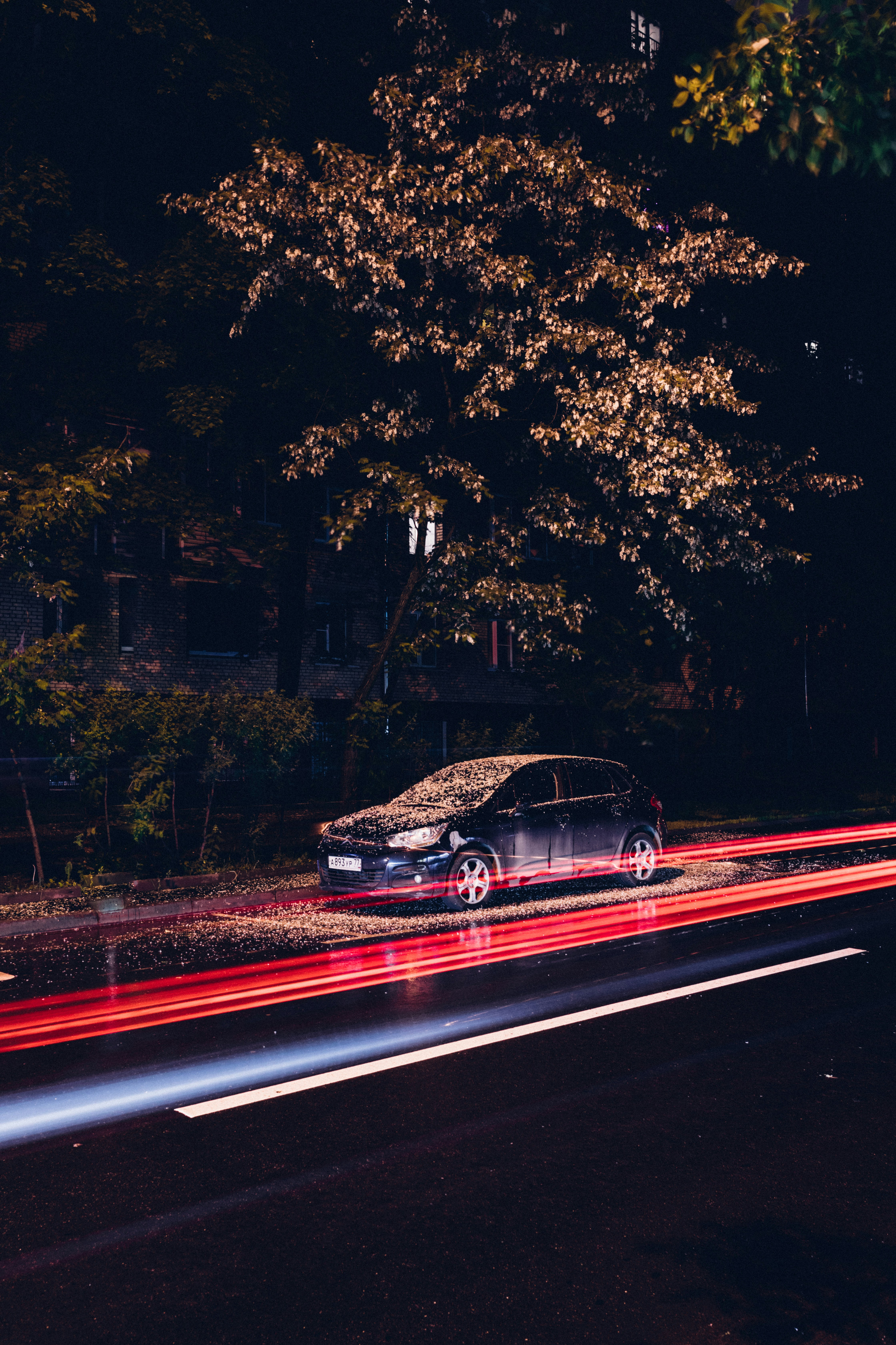 Night car light trails, ilustrasi artikel Capture the Night: Stunning Long Exposure Light Trails Car Wallpapers 1
