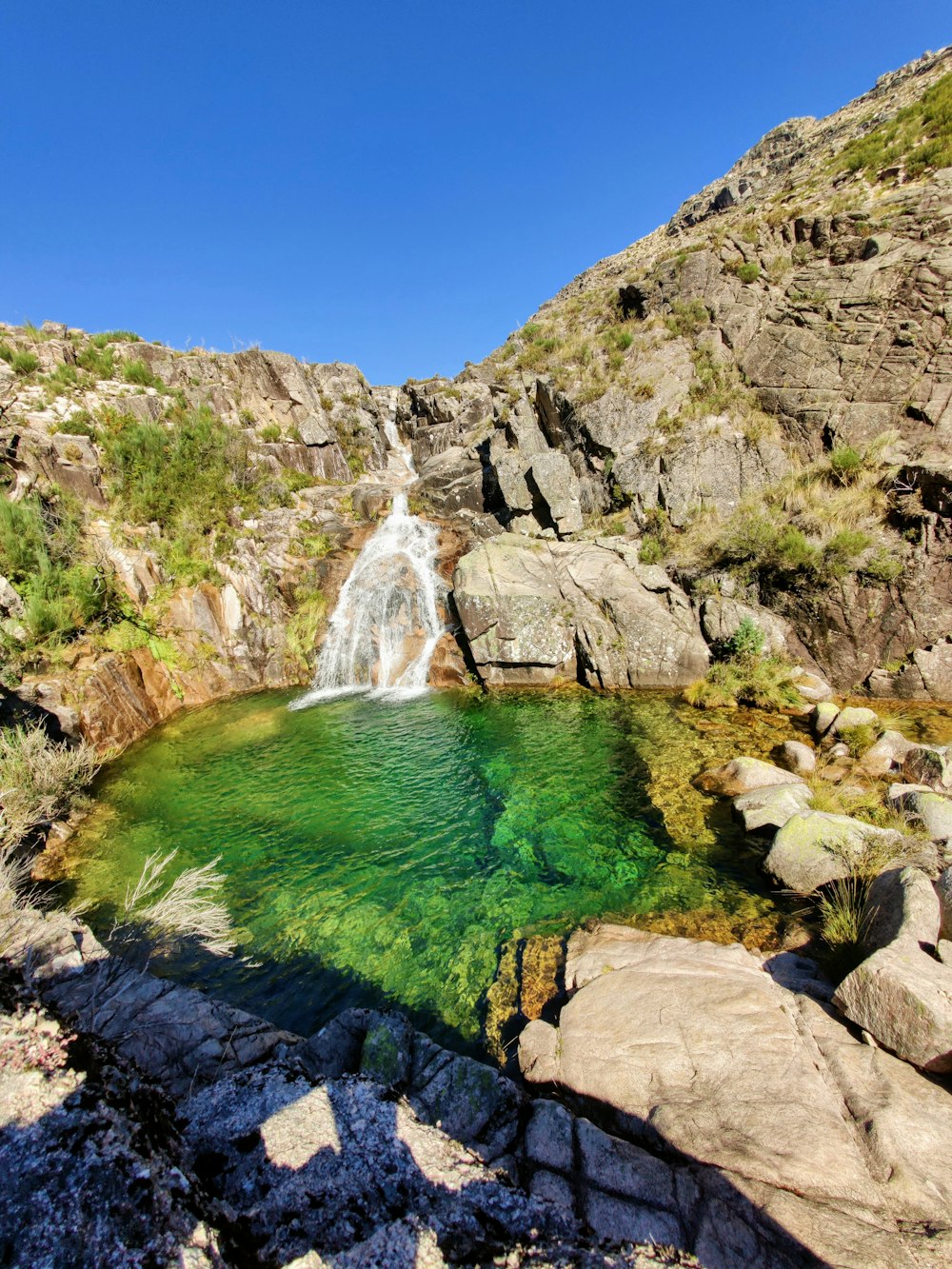 Une petite cascade au milieu d’une montagne