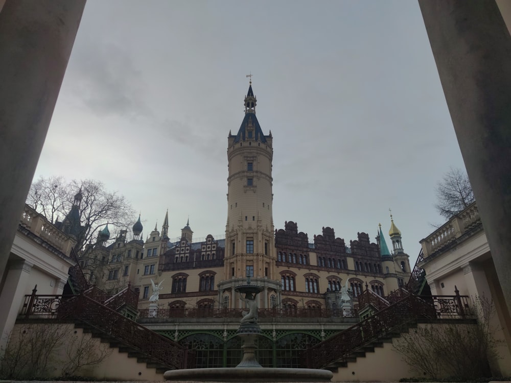 um grande edifício com uma torre do relógio no meio dele