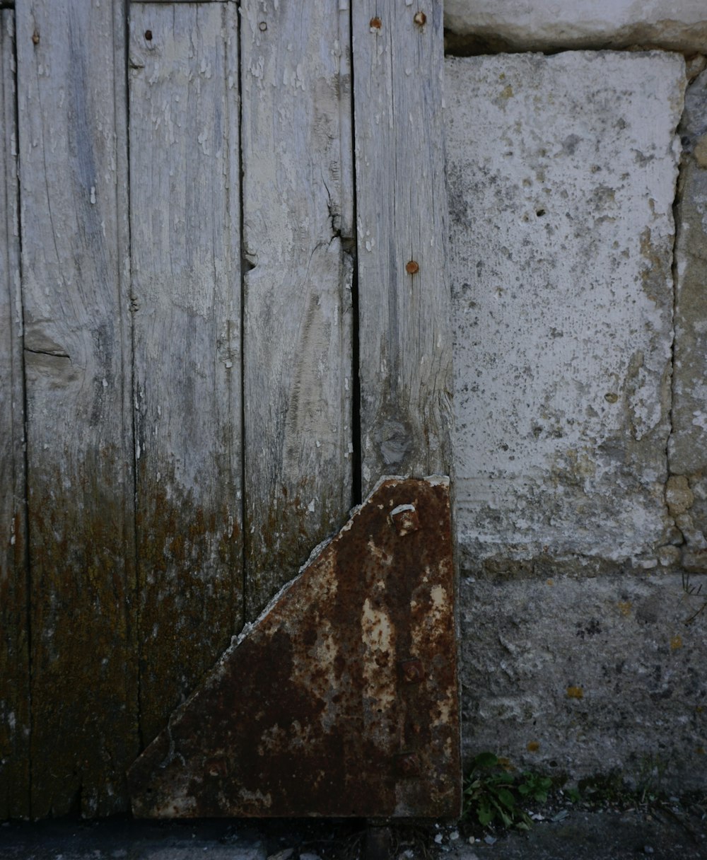 una vecchia porta di legno con una maniglia di metallo arrugginito