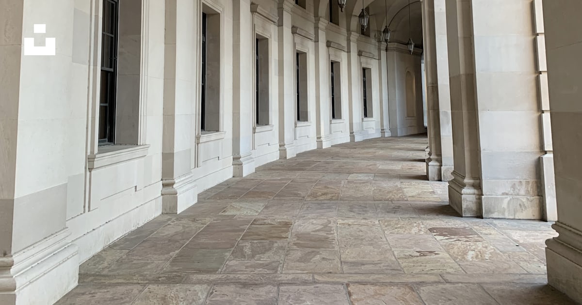 Foto zum Thema Ein langer Flur mit einer Uhr an der Wand Kostenloses