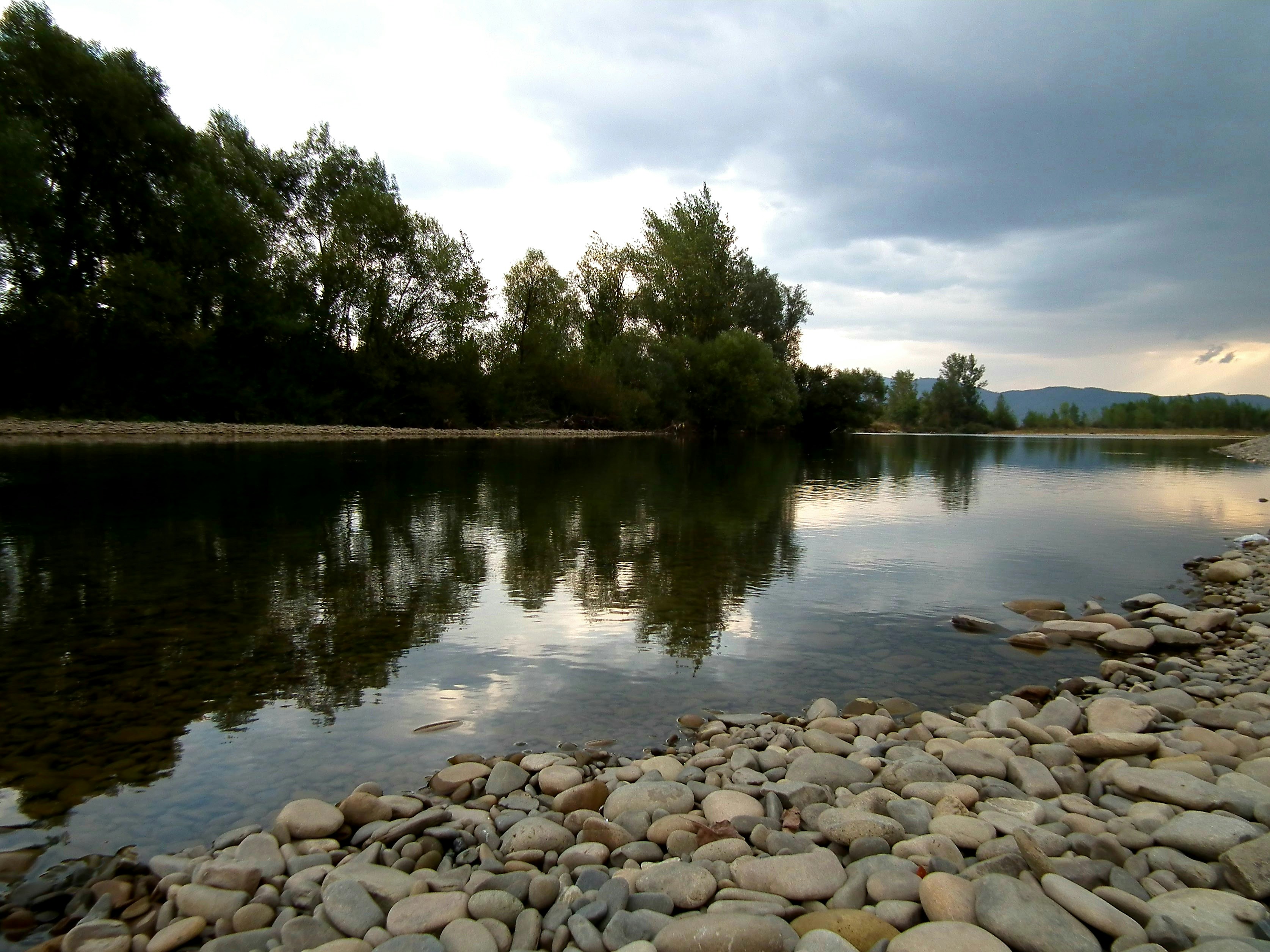 un cuerpo de agua rodeado de rocas y árboles