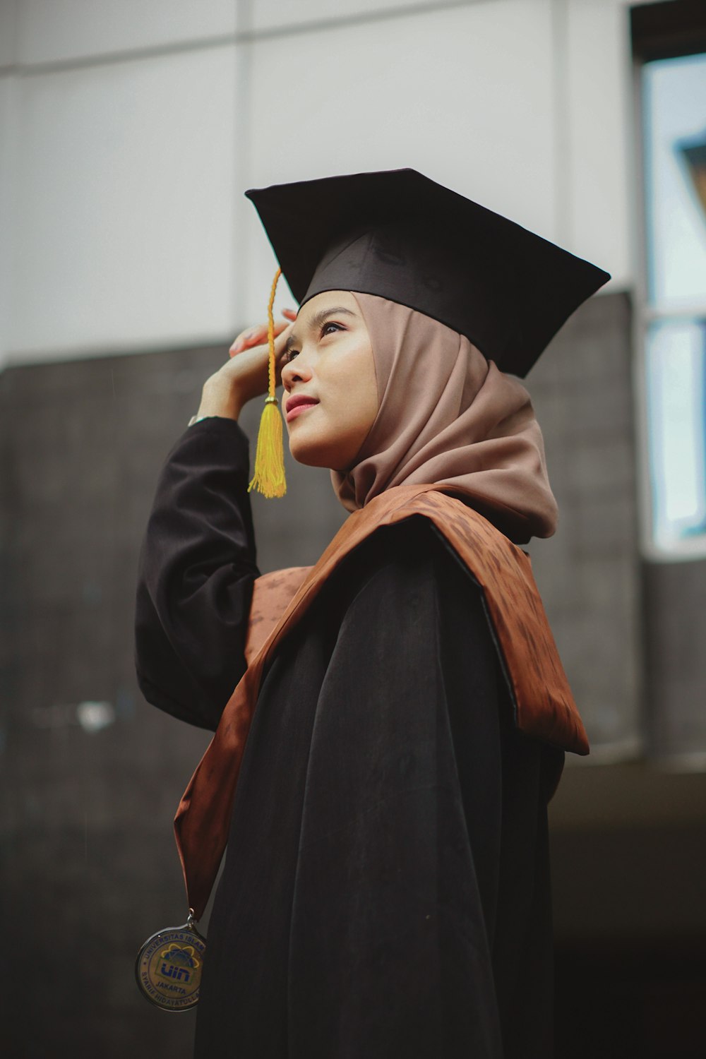 Une femme portant une casquette et une robe de fin d’études