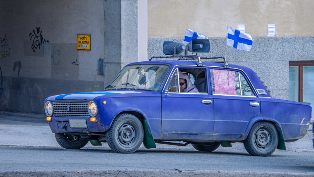 Un coche azul con una cámara encima