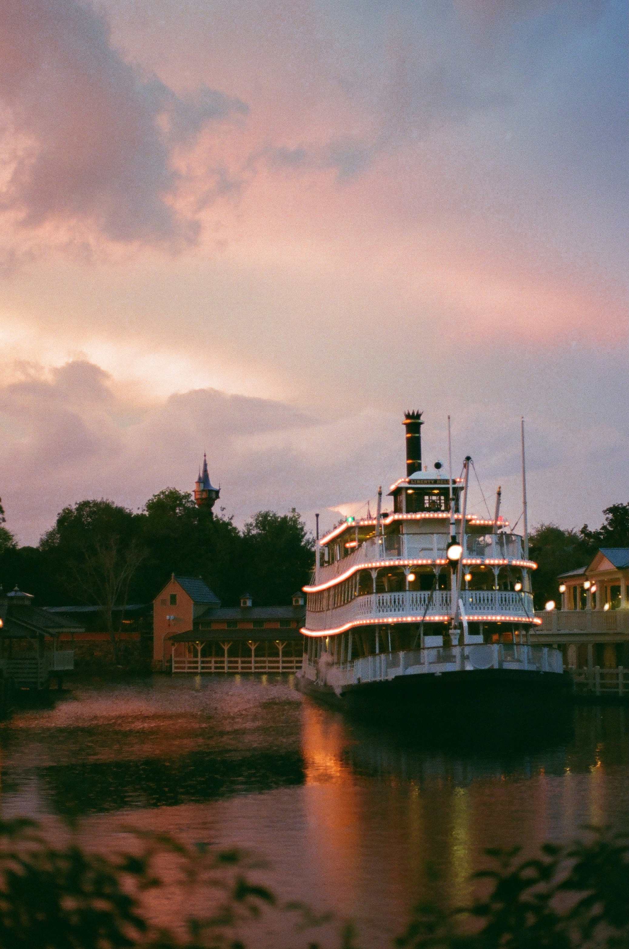 Un grand bateau flottant au sommet d’une rivière sous un ciel nuageux