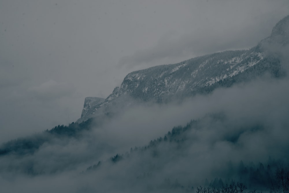 Ein Berg mit Nebel und tief liegenden Wolken bedeckt