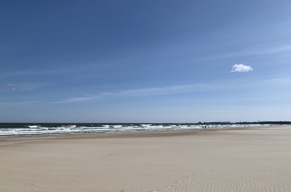 海から波が押し寄せる砂浜