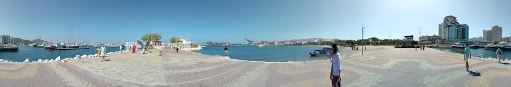 Una vista panorámica de una playa con barcos en el agua