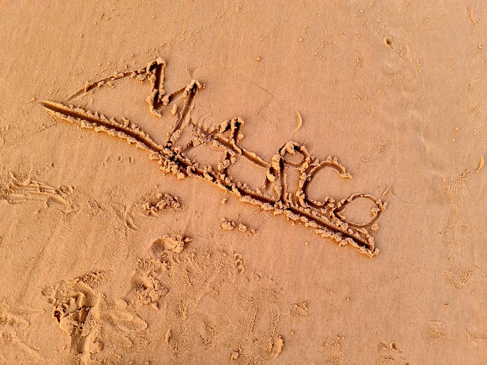 Un mot écrit dans le sable sur une plage
