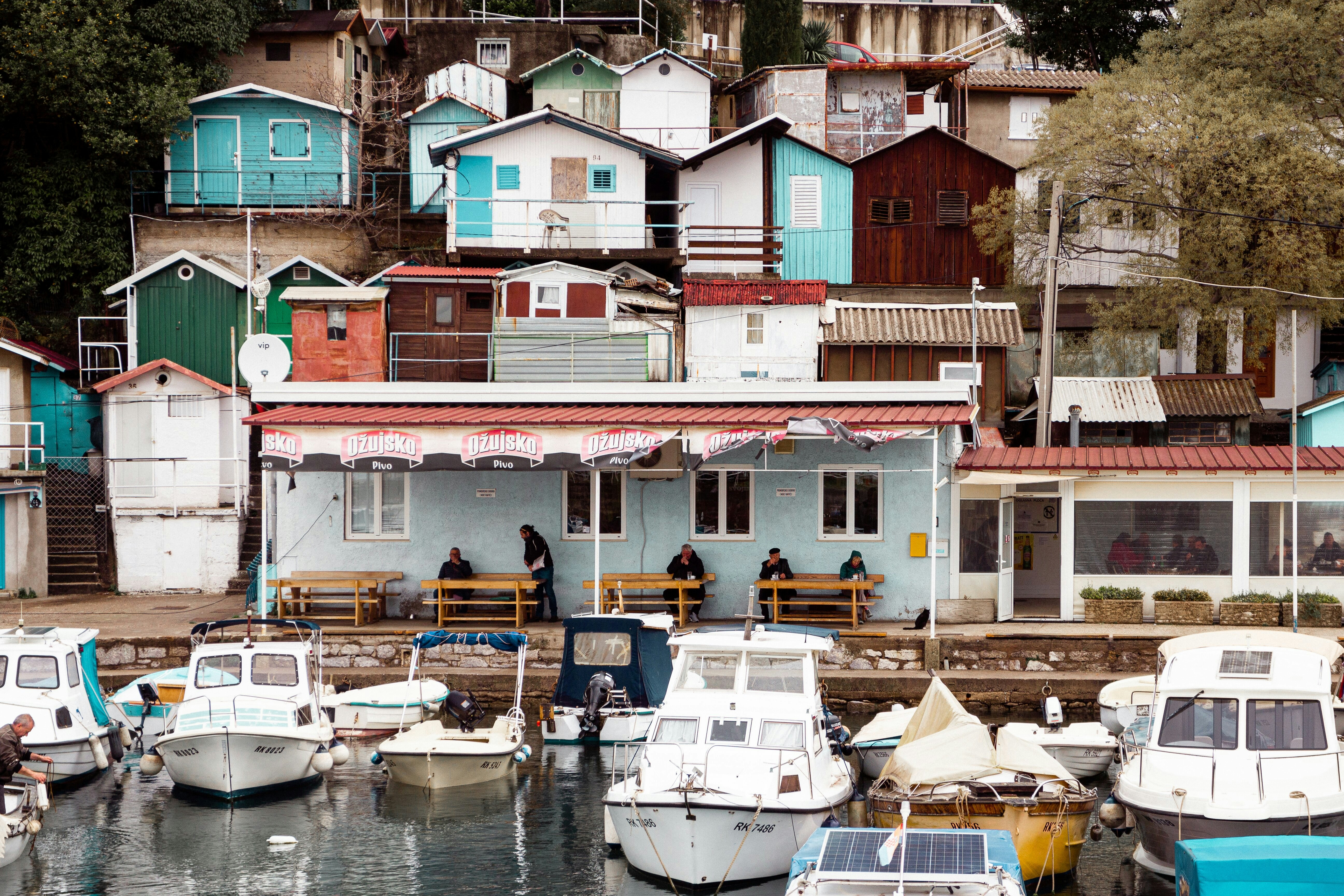 Ein Haufen Boote sind in einem Hafen angedockt