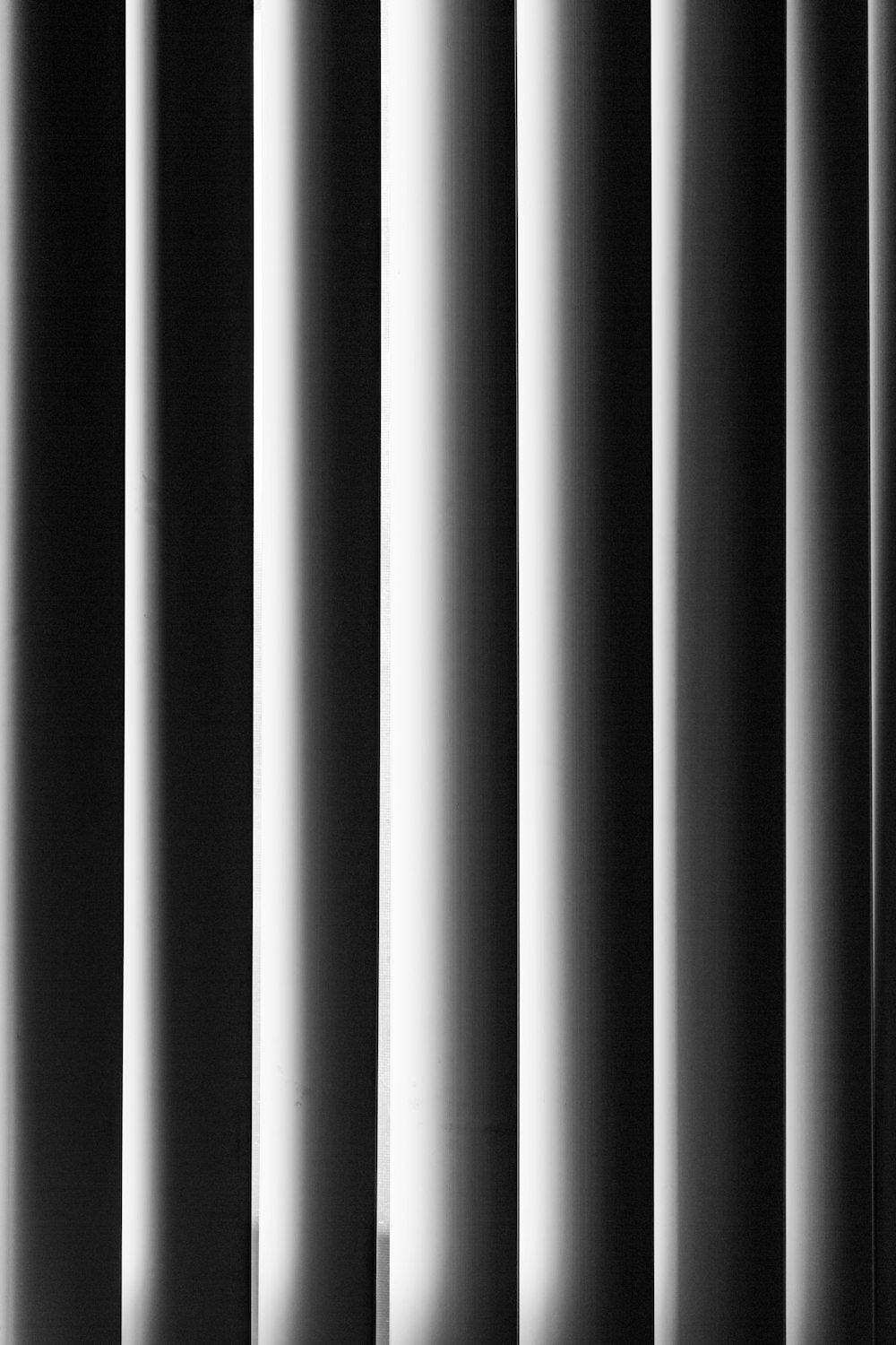 uma foto em preto e branco de persianas verticais