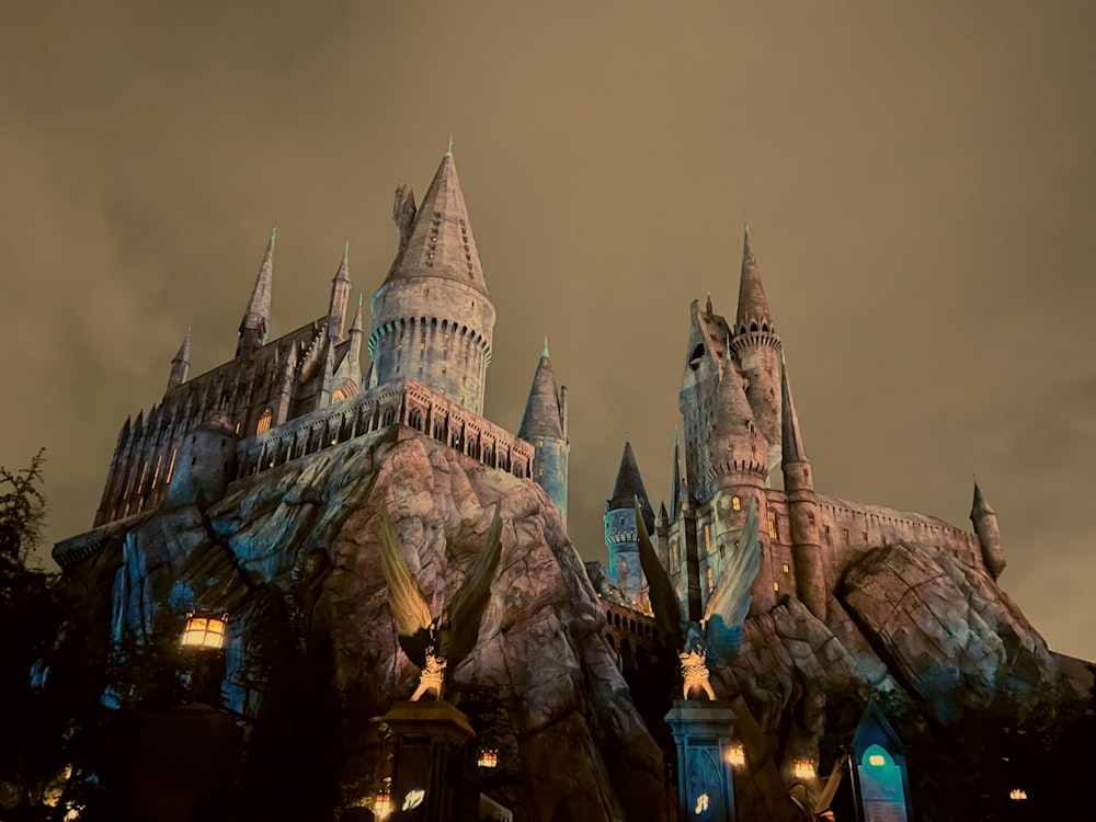 Una escena nocturna del castillo de Hog Potter en la tierra del mago
