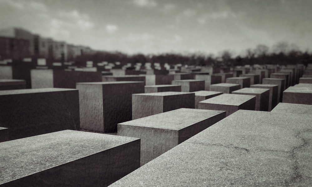 Una foto en blanco y negro de un cementerio