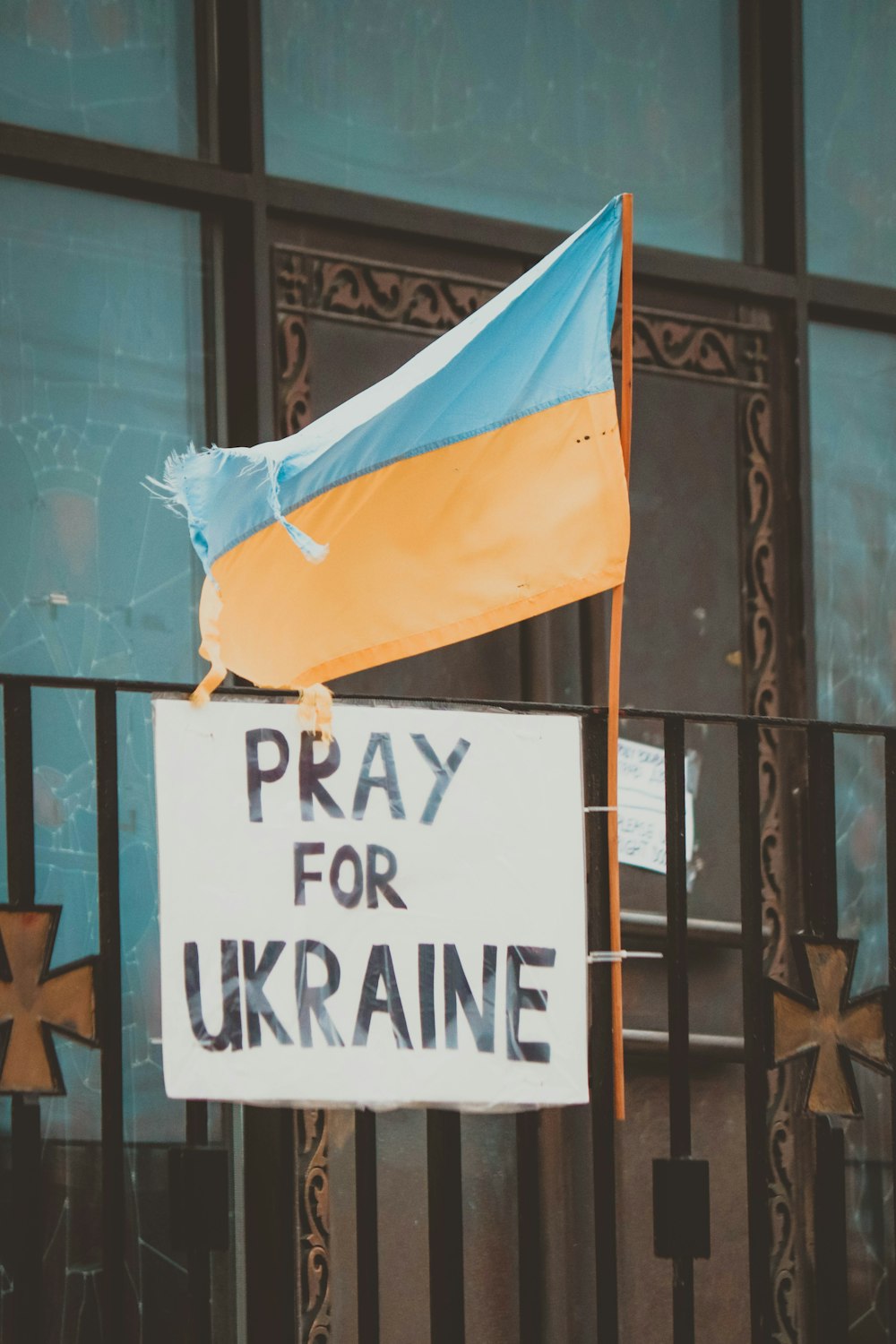 Ein Schild mit der Aufschrift "Betet für die Ukraine"