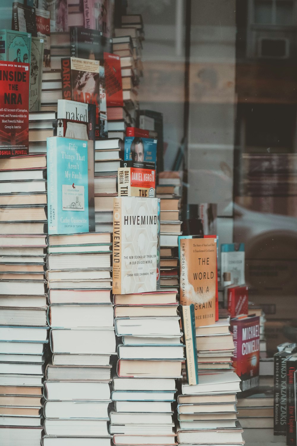 una pila di libri seduti sopra un tavolo